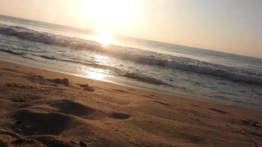 Kapalı deniz kumsalı. Panoramik plaj manzarası. Tropikal deniz manzarası ufkuna ilham ver. Turuncu ve altın rengi gün batımı gökyüzü sakinlik, dinlendirici güneş ışığı yaz havası. Horizon Sunrise plajında güzel bir gün doğumu. Okyanus ve altın güneş doğuyor