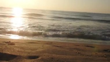 Kapalı deniz kumsalı. Panoramik plaj manzarası. Tropikal deniz manzarası ufkuna ilham ver. Turuncu ve altın rengi gün batımı gökyüzü sakinlik, dinlendirici güneş ışığı yaz havası. Horizon Sunrise plajında güzel bir gün doğumu. Okyanus ve altın güneş doğuyor