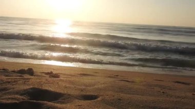 Kapalı deniz kumsalı. Panoramik plaj manzarası. Tropikal deniz manzarası ufkuna ilham ver. Turuncu ve altın rengi gün batımı gökyüzü sakinlik, dinlendirici güneş ışığı yaz havası. Horizon Sunrise plajında güzel bir gün doğumu. Okyanus ve altın güneş doğuyor