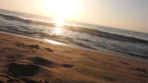 闭塞的海沙海滩 全景海滩景观 汹涌的热带海滩海景地平线 橙色和金色的夕阳西下的天空平静了下来 轻松了夏日阳光的心情 美丽的日出在地平线日出海滩 海洋和金色的太阳升起 — 图库视频影像