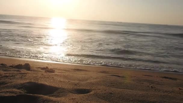 日の出の海で漁師と一緒にボートのシルエット ホライズン サンライズのビーチで美しい日の出 海と黄金の太陽の上昇明るい黄金の背景 海の夕日で劇的な曇りの空と美しい風景 オレンジ — ストック動画