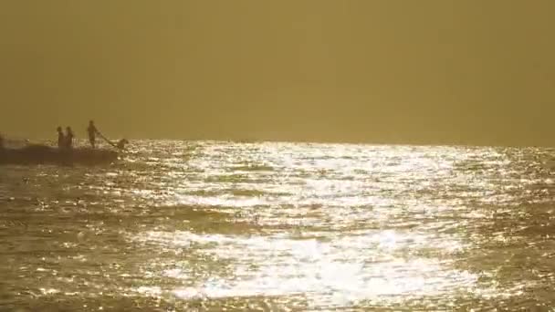 Silhouette Della Barca Con Pescatore Mare All Alba Bella Alba — Video Stock