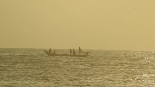Sziluett Hajó Halász Tengerben Napkeltekor Gyönyörű Napkelte Strandon Horizon Sunrise — Stock videók