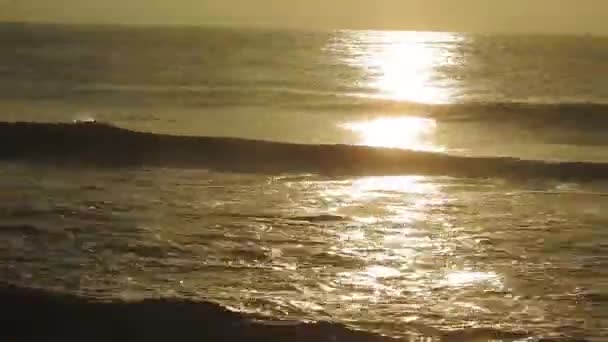 Silueta Lodi Rybářem Moři Při Východu Slunce Krásný Východ Slunce — Stock video