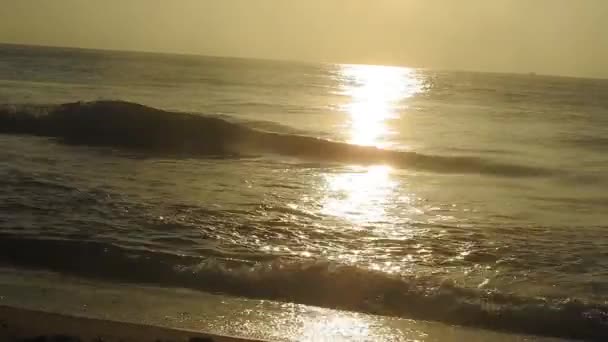 Siluet Perahu Dengan Nelayan Laut Saat Matahari Terbit Beautiful Sunrise — Stok Video