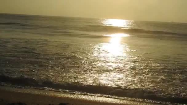 Silueta Lodi Rybářem Moři Při Východu Slunce Krásný Východ Slunce — Stock video