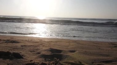Horizon Sunrise plajında güzel bir gün doğumu. Okyanus ve altın güneş doğuyor, parlak altın arka plan. Güneşin batışında dramatik bulutlu gökyüzünün olduğu güzel manzara. turuncu gün batımı. Fırtınalı bulutlu mavi gökyüzü ile güzel bir video. 