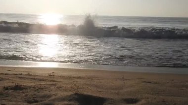 Horizon Sunrise plajında güzel bir gün doğumu. Okyanus ve altın güneş doğuyor, parlak altın arka plan. Güneşin batışında dramatik bulutlu gökyüzünün olduğu güzel manzara. turuncu gün batımı. Fırtınalı bulutlu mavi gökyüzü ile güzel bir video. 