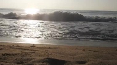 Horizon Sunrise plajında güzel bir gün doğumu. Okyanus ve altın güneş doğuyor, parlak altın arka plan. Güneşin batışında dramatik bulutlu gökyüzünün olduğu güzel manzara. turuncu gün batımı. Fırtınalı bulutlu mavi gökyüzü ile güzel bir video. 