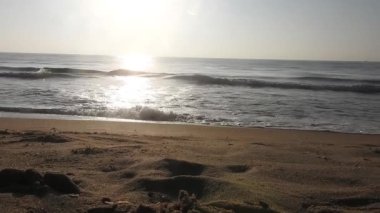 Güneşin doğuşunda balıkçıyla birlikte teknenin silueti Horizon Sunrise sahilinde güzel bir gün doğumu. Okyanus ve altın güneş doğuyor, parlak altın arka plan. Gün batımı. Gün batımında denizde balıkçı tekneleri. Balıkçı teknesinin gökyüzü silueti.. 