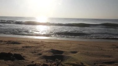 Güneşin doğuşunda balıkçıyla birlikte teknenin silueti Horizon Sunrise sahilinde güzel bir gün doğumu. Okyanus ve altın güneş doğuyor, parlak altın arka plan. Gün batımı. Gün batımında denizde balıkçı tekneleri. Balıkçı teknesinin gökyüzü silueti.. 