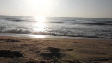 Güneşin doğuşunda balıkçıyla birlikte teknenin silueti Horizon Sunrise sahilinde güzel bir gün doğumu. Okyanus ve altın güneş doğuyor, parlak altın arka plan. Gün batımı. Gün batımında denizde balıkçı tekneleri. Balıkçı teknesinin gökyüzü silueti.. 