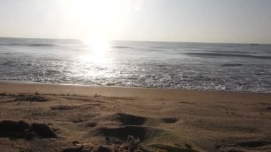 Güneşin doğuşunda balıkçıyla birlikte teknenin silueti Horizon Sunrise sahilinde güzel bir gün doğumu. Okyanus ve altın güneş doğuyor, parlak altın arka plan. Gün batımı. Gün batımında denizde balıkçı tekneleri. Balıkçı teknesinin gökyüzü silueti.. 