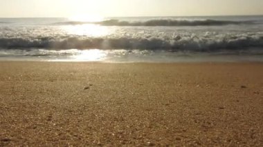 Güneşin doğuşunda balıkçıyla birlikte teknenin silueti Horizon Sunrise sahilinde güzel bir gün doğumu. Okyanus ve altın güneş doğuyor, parlak altın arka plan. Gün batımı. Gün batımında denizde balıkçı tekneleri. Balıkçı teknesinin gökyüzü silueti.. 