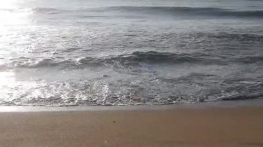 Güneşin doğuşunda balıkçıyla birlikte teknenin silueti Horizon Sunrise sahilinde güzel bir gün doğumu. Okyanus ve altın güneş doğuyor, parlak altın arka plan. Gün batımı. Gün batımında denizde balıkçı tekneleri. Balıkçı teknesinin gökyüzü silueti.. 