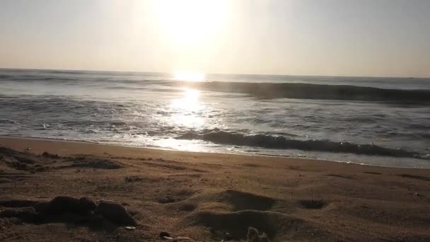 日の出の海で漁師と一緒にボートのシルエット ホライズン サンライズのビーチで美しい日の出 海と黄金の太陽の上昇明るい黄金の背景 海の夕日で劇的な曇りの空と美しい風景 オレンジ — ストック動画