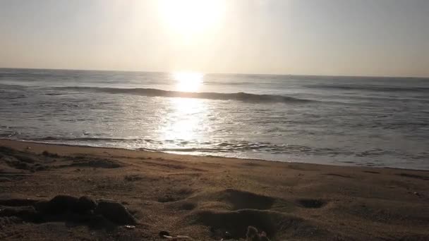 Silueta Del Barco Con Pescador Mar Amanecer Hermosa Salida Del — Vídeo de stock