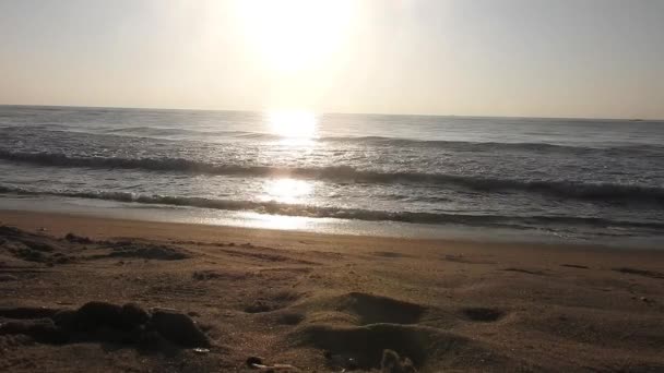 Sylwetka Łodzi Rybakiem Morzu Wschodzie Słońca Piękny Wschód Słońca Plaży — Wideo stockowe