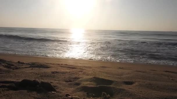 Силуэт Лодки Пожарным Море Восходе Рассвет Пляже Рассвета Океан Золотой — стоковое видео