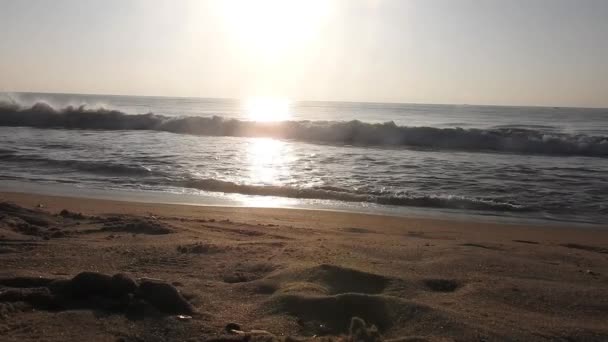 Sylwetka Łodzi Rybakiem Morzu Wschodzie Słońca Piękny Wschód Słońca Plaży — Wideo stockowe