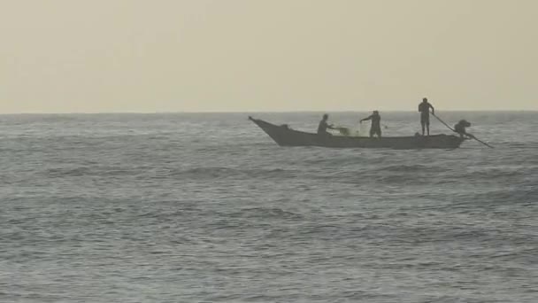 Silueta Del Barco Con Pescador Mar Amanecer Hermosa Salida Del — Vídeo de stock