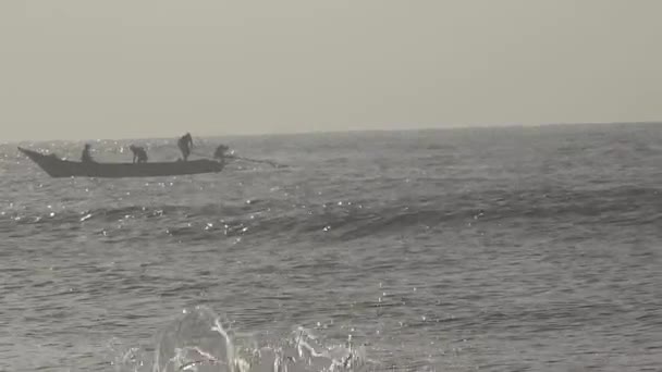 Sziluett Hajó Halász Tengerben Napkeltekor Gyönyörű Napkelte Strandon Horizon Sunrise — Stock videók