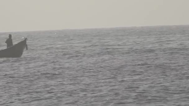 Силуэт Лодки Пожарным Море Восходе Рассвет Пляже Рассвета Океан Золотой — стоковое видео