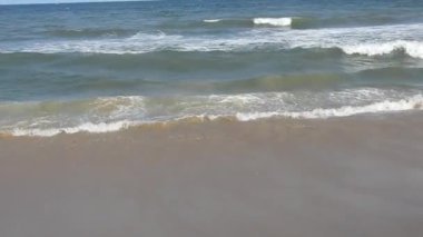 Horizon Sunrise plajında güzel bir gün doğumu. Okyanus ve altın güneş doğuyor, parlak altın arka plan. Güneşin batışında dramatik bulutlu gökyüzünün olduğu güzel manzara. Turuncu gün batımı, teknenin gölgesini denizdeki balıkçıyla vurdu. 