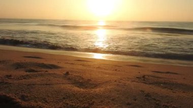 Güneşin doğuşunda balıkçıyla birlikte teknenin silueti, gün batımında kürek çeken adam. Gün batımında denizde balıkçı tekneleri, sallarla okyanusun ortasında balık avlayan insanlar, deniz dalgasında pedal çeviren balıkçıların muhteşem manzarası.