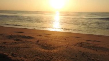 Güneşin doğuşunda balıkçıyla birlikte teknenin silueti, gün batımında kürek çeken adam. Gün batımında denizde balıkçı tekneleri, sallarla okyanusun ortasında balık avlayan insanlar, deniz dalgasında pedal çeviren balıkçıların muhteşem manzarası.