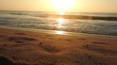 Güneşin doğuşunda balıkçıyla birlikte teknenin silueti, gün batımında kürek çeken adam. Gün batımında denizde balıkçı tekneleri, sallarla okyanusun ortasında balık avlayan insanlar, deniz dalgasında pedal çeviren balıkçıların muhteşem manzarası.