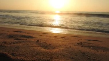 Güneşin doğuşunda balıkçıyla birlikte teknenin silueti, gün batımında kürek çeken adam. Gün batımında denizde balıkçı tekneleri, sallarla okyanusun ortasında balık avlayan insanlar, deniz dalgasında pedal çeviren balıkçıların muhteşem manzarası.