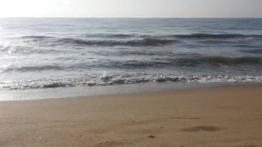 Güneşin doğuşunda balıkçıyla birlikte teknenin silueti, gün batımında kürek çeken adam. Gün batımında denizde balıkçı tekneleri, sallarla okyanusun ortasında balık avlayan insanlar, deniz dalgasında pedal çeviren balıkçıların muhteşem manzarası.