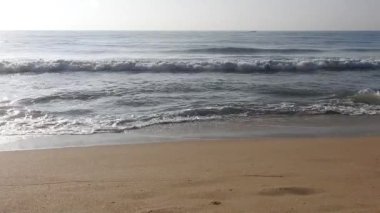 Güneşin doğuşunda balıkçıyla birlikte teknenin silueti, gün batımında kürek çeken adam. Gün batımında denizde balıkçı tekneleri, sallarla okyanusun ortasında balık avlayan insanlar, deniz dalgasında pedal çeviren balıkçıların muhteşem manzarası.