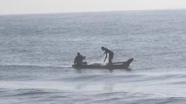 Güneşin doğuşunda balıkçıyla birlikte teknenin silueti, gün batımında kürek çeken adam. Gün batımında denizde balıkçı tekneleri, sallarla okyanusun ortasında balık avlayan insanlar, deniz dalgasında pedal çeviren balıkçıların muhteşem manzarası.