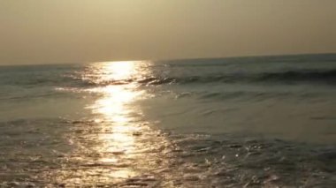 İnsanlar sallarla okyanusun ortasında balık tutarken, balıkçıların gün doğumunda denizde pedal çevirmelerini inanılmaz bir şekilde görüyorlar. Gökyüzünün altın manzarası ve deniz manzarası inanılmaz. Atlantik Okyanusu üzerinde gün doğumu, Okyanus dalgaları bir deniz akıntısı.