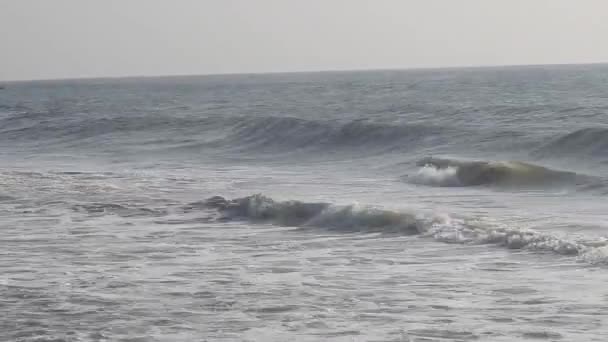 Sylwetka Łodzi Rybakiem Morzu Wschodzie Słońca Człowiek Wstać Wiosła Podczas — Wideo stockowe