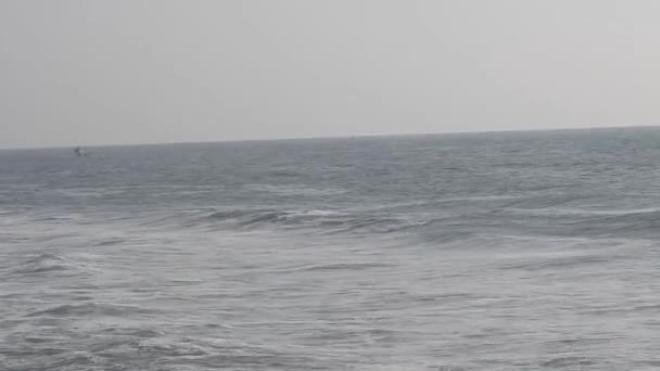 Silhouette Della Barca Con Pescatore Mare All Alba Man Stand — Video Stock