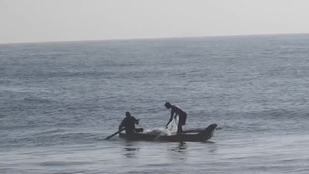 Silueta Del Barco Con Pescador Mar Amanecer Hombre Levántate Remando — Vídeo de stock