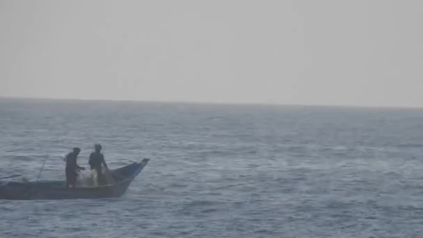 Güneşin Doğuşunda Balıkçıyla Birlikte Teknenin Silueti Gün Batımında Kürek Çeken — Stok video