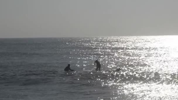 Silhouette Della Barca Con Pescatore Mare All Alba Man Stand — Video Stock