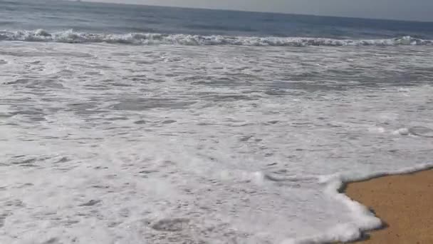 Ludzie Łowiący Środku Oceanu Tratwach Niesamowity Widok Rybaków Pedałujących Łodzi — Wideo stockowe