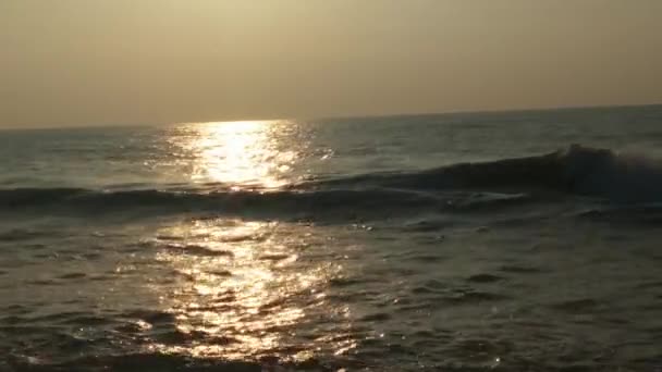 Ludzie Łowiący Środku Oceanu Tratwach Niesamowity Widok Rybaków Pedałujących Łodzi — Wideo stockowe