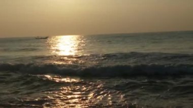 Renkli kış gündoğumu. Soğuk fırtınalı dalgalar ve Baltık Denizi üzerindeki bulutlar manzara videosunda. Tropikal bir plajda romantik bir gün doğumu, kırmızı renkli altın ışınlar. Okyanus dalgaları ve okyanus dalgalarıyla romantik günbatımı. Sabahın erken saatlerinde deniz kıyısında 