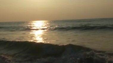 Renkli kış gündoğumu. Soğuk fırtınalı dalgalar ve Baltık Denizi üzerindeki bulutlar manzara videosunda. Tropikal bir plajda romantik bir gün doğumu, kırmızı renkli altın ışınlar. Okyanus dalgaları ve okyanus dalgalarıyla romantik günbatımı. Sabahın erken saatlerinde deniz kıyısında 