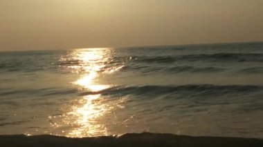 Renkli kış gündoğumu. Soğuk fırtınalı dalgalar ve Baltık Denizi üzerindeki bulutlar manzara videosunda. Tropikal bir plajda romantik bir gün doğumu, kırmızı renkli altın ışınlar. Okyanus dalgaları ve okyanus dalgalarıyla romantik günbatımı. Sabahın erken saatlerinde deniz kıyısında 