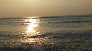 Renkli kış gündoğumu. Soğuk fırtınalı dalgalar ve Baltık Denizi üzerindeki bulutlar manzara videosunda. Tropikal bir plajda romantik bir gün doğumu, kırmızı renkli altın ışınlar. Okyanus dalgaları ve okyanus dalgalarıyla romantik günbatımı. Sabahın erken saatlerinde deniz kıyısında 