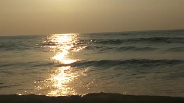 カラフルな冬の日の出 風景ビデオでバルト海の冷たい嵐の波と雲 トロピカルビーチでロマンチックな日の出 赤い色の金色の光線 海の波とロマンチックな夕日と海の波 海岸での早朝の日の出 — ストック動画
