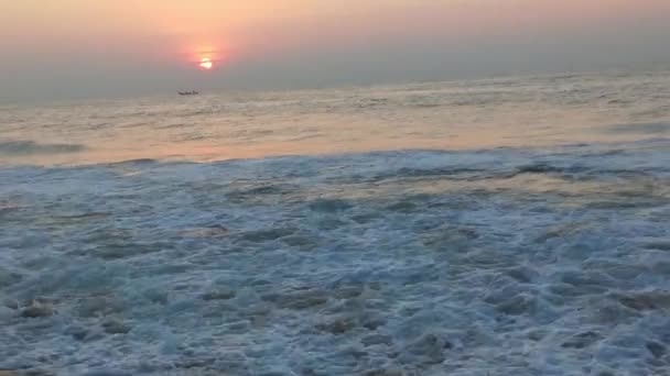 Sabahın Erken Saatlerinde Deniz Kıyısında Mavi Dalgalar Akıyor Renkli Kış — Stok video