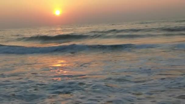 Ранним Утром Восход Солнца Берегу Моря Синие Волны Текут Красочный — стоковое видео